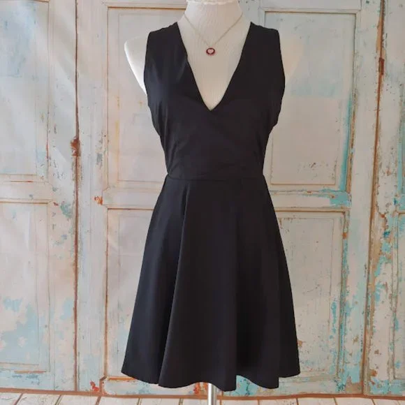 NWT Tobi party holiday cut-out v neck backless dress w zipper/size s/p  /black